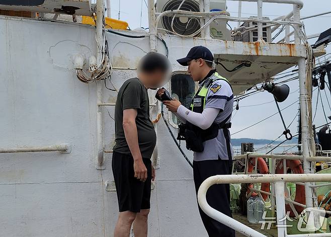 음주측정하는 목포해경. (목포해경 제공. 재판매 및 DB 금지)