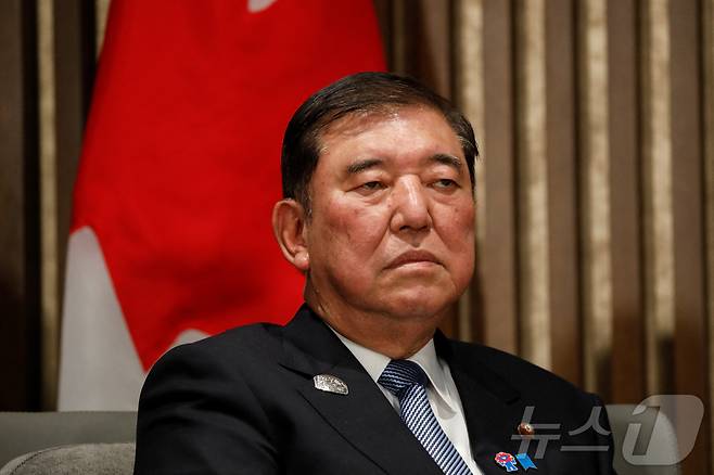 이시바 시게루 일본 총리가 16일 캐나다 앨버타주 캐내내스키스에서 열린 G7 정상회의에 참석해 마크 카니 캐나다 총리와 대화하고 있다. 2025.6.16 ⓒ 로이터=뉴스1 ⓒ News1 강민경 기자