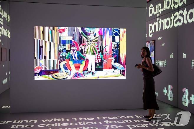 관람객이 바심 마그디의 '독재자와 바퀴벌레, 그들의 축복을 세다' 작품을 감상하고 있다.(삼성전자 뉴스룸)