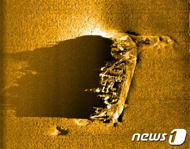 지난 2019년 당시 수중 탐색을 통해 발견된 72정 추정 선체 해저면 영상자료.(속초해경 제공, 재판매 및 DB 금지)