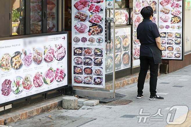 내수 경기 침체 장기화로 인해 숙박·음식점업 대출 잔액이 처음으로 90조 원을 넘어서면서 소상공인 위기가 깊어지고 있다. 2025.6.12/뉴스1 ⓒ News1 민경석 기자