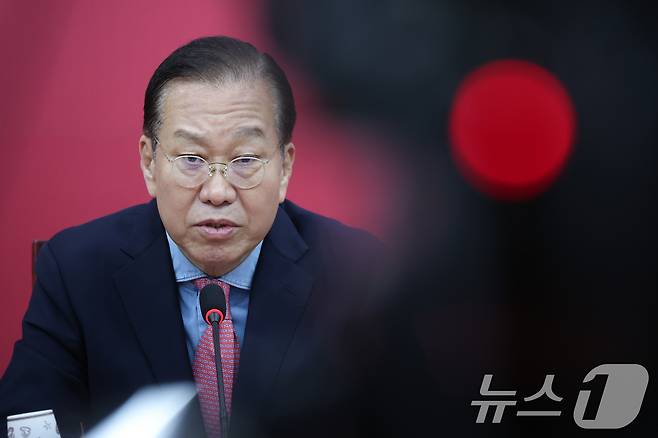 권영세 국민의힘 비상대책위원장이 지난 5월 10일 서울 여의도 국회에서 김문수 대통령 후보 자격 취소·한덕수 예비후보 입당 및 대선후보 등록 과정에 대해 기자회견을 하고 있다. 2025.5.10/뉴스1 ⓒ News1 안은나 기자