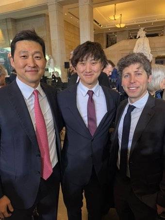 김범석 쿠팡Inc 이사회 의장, 샘 올트먼 오픈 AI CEO, 알렉산더 왕 스케일AI 대표가 기념사진을 찍고 있다.(알렉산더 왕 SNS 갈무리)