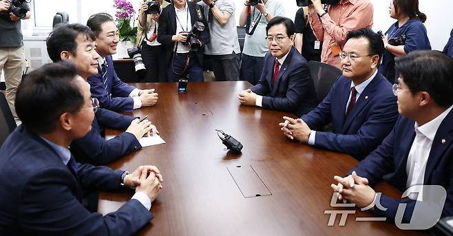 김병기 더불어민주당 대표 직무대행 겸 원내대표와 송언석 국민의힘 원내대표 등이 18일 서울 여의도 국회에서 추경안 및 원 구성 관련 회동을 하고 있다. 왼쪽부터 시계방향으로 민주당 허영 원내정책수석부대표, 문진석 원내운영수석부대표, 김 원내대표, 국민의힘 송언석 원내대표, 유상범 법사위 간사, 박상혁 민주당 원내소통부대표. 2025.6.18/뉴스1 ⓒ News1 김민지 기자