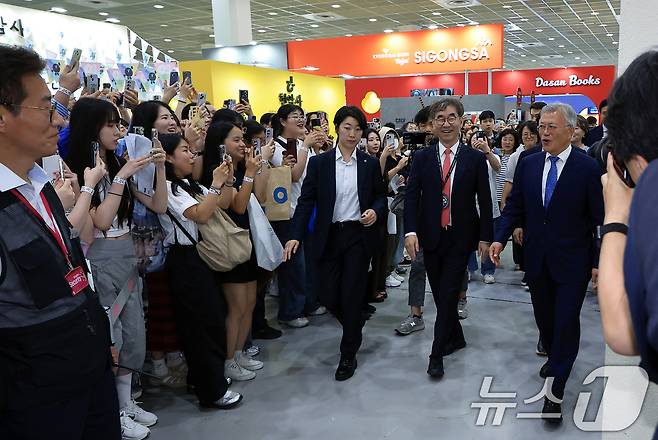 문재인 전 대통령과 김정숙 여사가 18일 오후 서울 강남구 삼성동 코엑스에서 열린 2025 서울국제도서전 평산책방 부스로 걸어오고 있다. 2025.6.18/뉴스1 ⓒ News1 박정호 기자