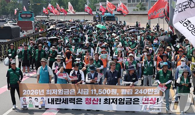 전국민주노동조합총연맹(민주노총) 조합원들이 18일 서울 종로구 광화문 정부서울청사 앞에서 최저임금노동자 민주노총 공동파업대회를 하고 있다. 2025.6.18/뉴스1 ⓒ News1 김성진 기자