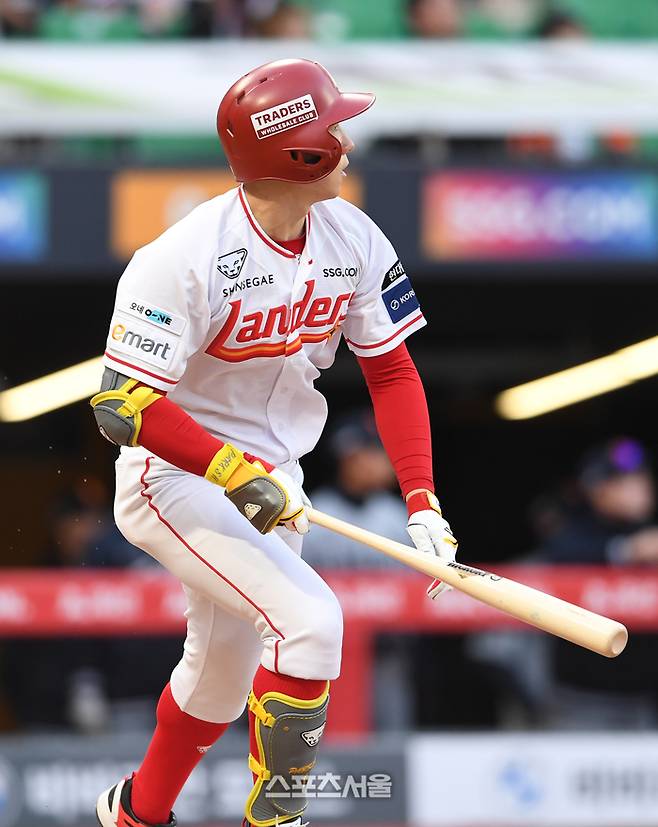SSG 박성한이 인천SSG랜더스필드에서 열린 2025 KBO리그 한화전에서 적시 2루타를 때리고 있다. 문학 | 박진업 기자 upandup@sportsseoul.com