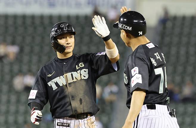 LG 신민재가 18일 서울 잠실구장에서 열린 2025 KBO리그 정규시즌 NC전서 타점을 올리고 세리머니하고 있다. 사진 | 연합뉴스