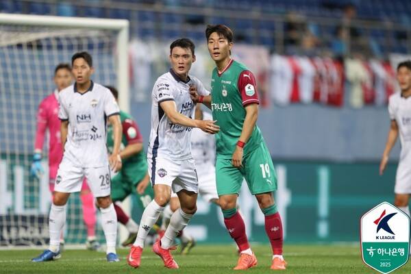 김천상무 오인표, 대전하나시티즌 서진수. 사진┃한국프로축구연맹