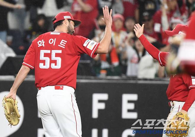 17일 대전 한화생명볼파크에서 열린 SSG-한화의 더블헤더 2차전. 7이닝 1실점으로 호투한 화이트가 동료들과 하이파이브하고 있다. 대전=정재근 기자 cjg@sportschosun.com/2025..5.17/