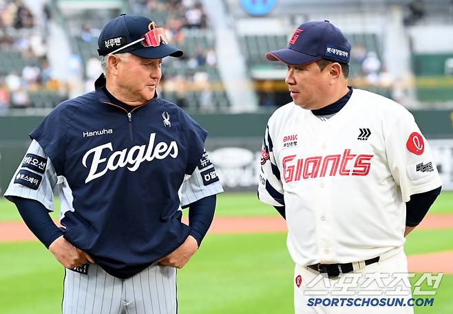 17일 부산 사직야구장에서 열린 한화와 롯데의 경기, 경기 전 행사에 나선 한화 김경문 감독과 롯데 김태형 감독이 이야기를 나누고 있다. 부산=허상욱 기자wook@sportschosun.com/2025.06.17/