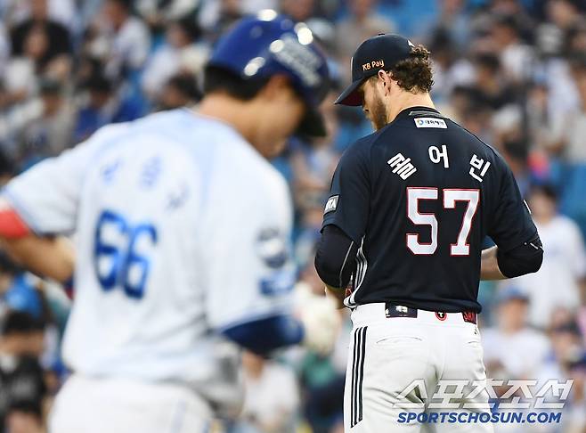17일 대구 라이온즈파크에서 열린 두산-삼성전. 3회 박승규에게 솔로포를 허용하며 7실점한 콜어빈이 아쉬워하고 있다. 대구=정재근 기자 cjg@sportschosun.com/2025.6.17/