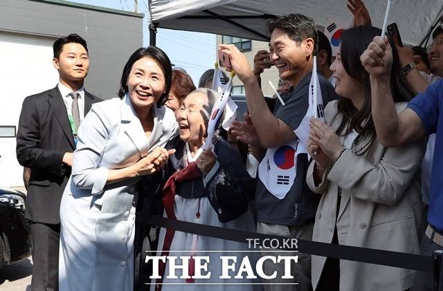 영부인 김혜경 여사가 17일(현지 시간) 캐나다 앨버타주 캘거리 한인회관에서 열린 캐나다 서부 동포사회와의 대화를 나누기 전 동포들과 인사를 하고 있다. /뉴시스