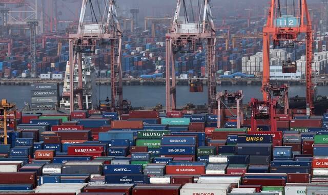 국가기술표준원, 농림축산식품부, 식품의약품안전처는 18일 ‘제9차 한·중 FTA 무역기술장벽위원회’를 개최하고 양국의 무역기술장벽 현안 해소방안을 논의했다. 사진은 지난 10일 부산 남구 신선대부두. / 뉴시스