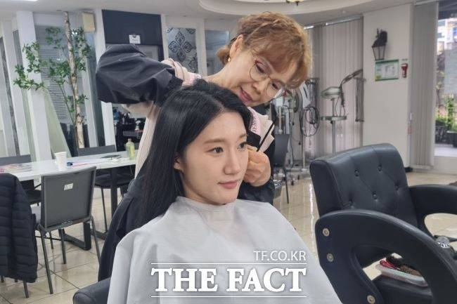 면접 준비 헤어 서비스를 받는 청년. /부천시