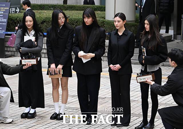 소속사 어도어가 뉴진스 항고 기각에 "이번 결정이 멤버들이 다시 뉴진스라는 제자리로 돌아와 활동하는 계기가 되길 바란다"고 전했다. /박헌우 기자
