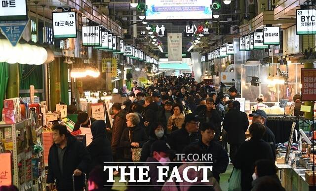 한국은행이 우리나라 물가상승률이 안정적인 수준이지만, 팬데믹 이후 높아진 물가 수준과 집값 양극화로 가계 부담은 확대되고 있다고 분석했다. /더팩트 DB