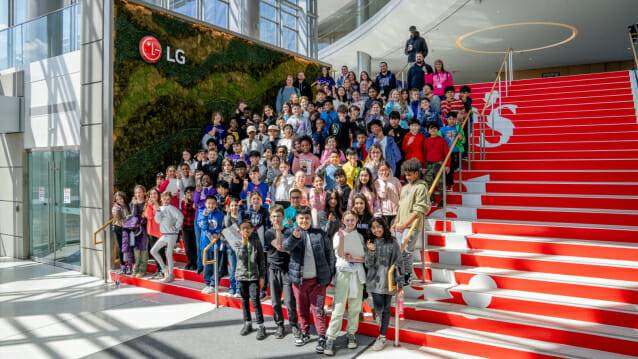 북미 사옥을 찾은 학생들이 기념 사진을 촬영하고 있는 모습.(사진=LG전자)