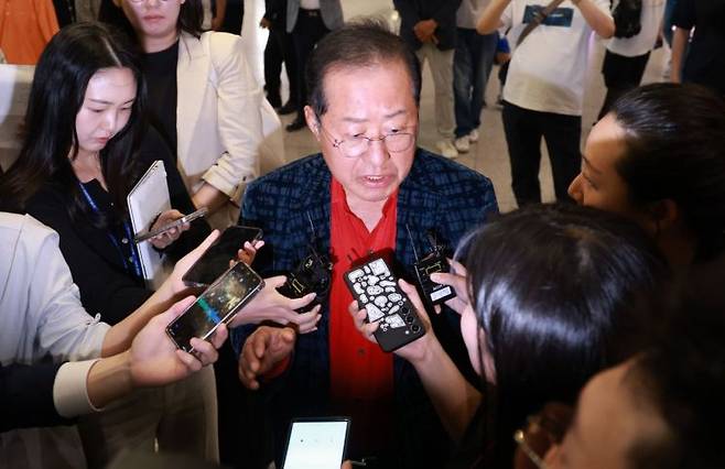 홍준표 전 대구시장이 17일 인천국제공항에서 귀국 후 취재진과 인터뷰하고 있다. 홍 전 시장은 지난 4월 국민의힘 대선 후보 경선에서 패배한 뒤 탈당하고 미국 하와이에 머물렀다. 연합뉴스