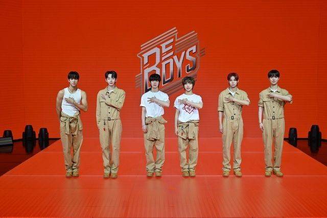 그룹 비보이즈는 18일 오후 서울 마포구 월드컵북로 쇼킹케이팝센터에서 열린 첫 번째 미니앨범 '비:원'(BE:1) 쇼케이스에서 포즈를 취하고 있다. 오크컴퍼니