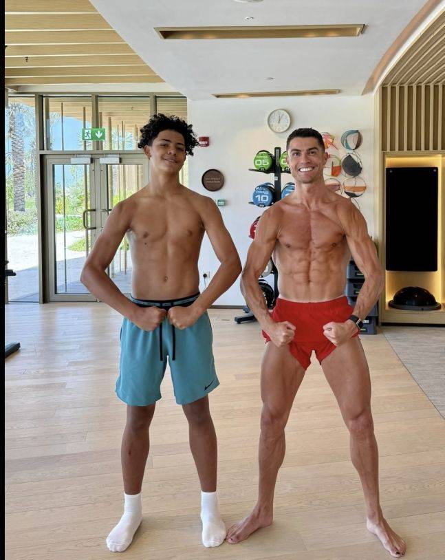 호날두의 검은 발톱이 온라인에서 주목받고 있다. 호날두 SNS