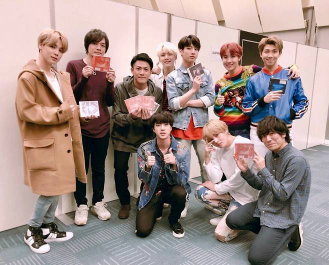 방탄소년단(BTS)과 백넘버가 2021년 합작곡 발표 당시 찍었던 단체 사진