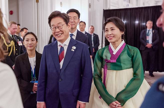 이재명 대통령과 김혜경 여사가 16일 캐나다 캘커리 한 호텔에서 열린 캐나다 총독 내외 주최 주요 7개국(G7) 정상회의 초청국 리셉션에 참석하고 있다./연합뉴스