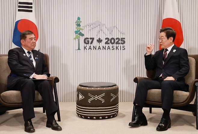 이재명 대통령이 17일 캐나다 앨버타주 캐내내스키스 주요 7개국(G7) 정상회의장에서 이시바 시게루 일본 총리와 한일 정상회담을 하고 있다. /연합뉴스