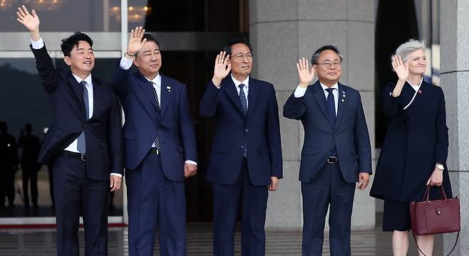 강훈식 대통령비서실장(왼쪽부터), 더불어민주당 김병기 원내대표, 우상호 정무수석, 고기동 행정안전부 장관 직무대행, 타마라 모휘니 주한 캐나다 대사가 16일 성남 서울공항에서 주요 7개국(G7) 정상회의에 참석하기 위해 캐나다로 출국하는 이재명 대통령과 김혜경 여사가 탑승한 공군 1호기를 향해 인사하고 있다. /연합뉴스