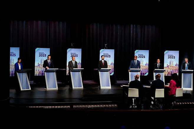 12일 뉴욕 제럴드 W. 린치 극장 내 존 제이 형사사법대학에서 뉴욕시 민주당 시장 예비선거 토론회에서 민주당 후보 7명이 토론을 하고 있다. /연합뉴스