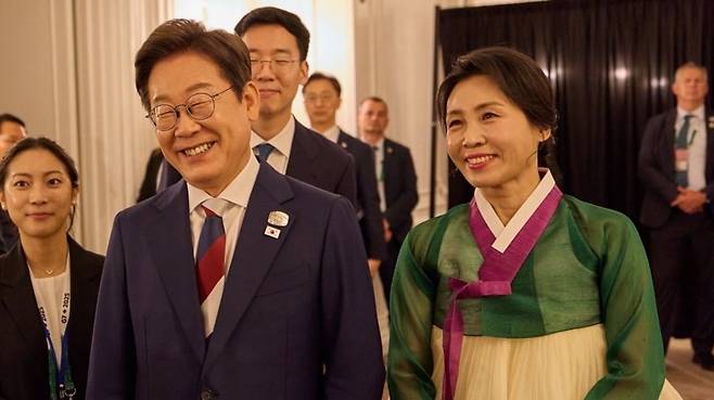 이재명 대통령과 김혜경 여사가 16일(현지시각) 캐나다 캘커리 한 호텔에서 열린 캐나다 총독 내외 주최 주요 7개국(G7) 정상회의 초청국 리셉션에 참석하고 있다. /연합뉴스