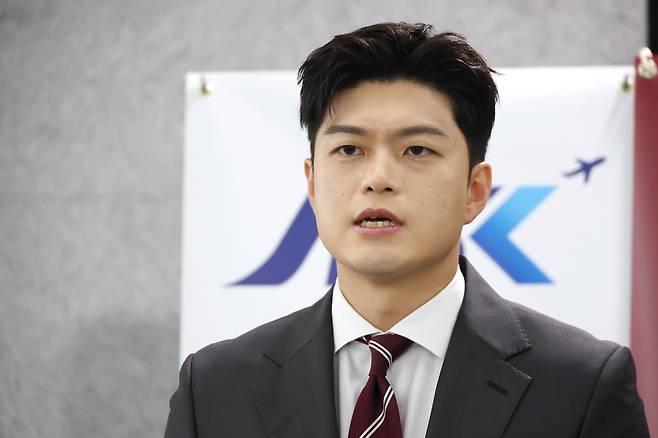 김용태 국민의힘 비상대책위원장이 18일 오전 서울 여의도 국회 의원회관에서 열린 군 공항 이전사업 국정과제 채택을 위한 정책세미나 참석을 마친뒤 취재진 질문에 답하고 있다. /뉴스1