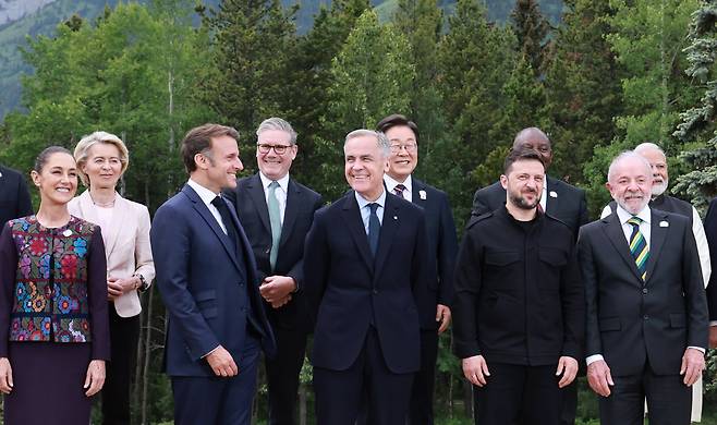 이재명 대통령이 17일(현지시간) 캐나다 앨버타주 캐내내스키스 주요 7개국(G7) 정상회의장에서 열린 G7 및 초청국 기념촬영에서 미소짓고 있다. 뒷줄 왼쪽부터 시계 방향으로 우르줄라 폰데어라이엔 유럽연합(EU) 집행위원장, 키어 스타머 영국 총리, 이 대통령, 시릴 라마포사 남아프리카공화국 대통령, 나렌드라 모디 인도 총리, 루이스 이나시우 룰라 다시우바 브라질 대통령, 볼로디미르 젤렌스키 우크라이나 대통령, 의장국 마크 카니 캐나다 총리, 에마뉘엘 마크롱 프랑스 대통령, 클라우디아 셰인바움 멕시코 대통령. /연합뉴스