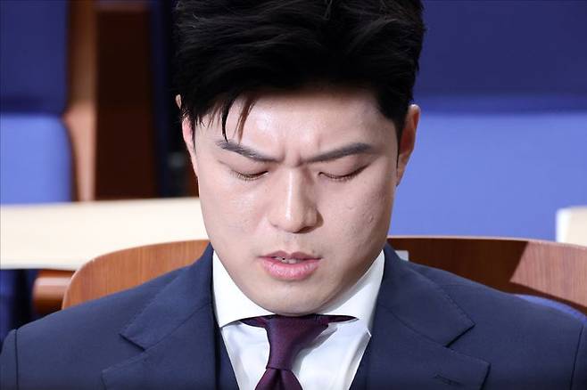 김용태 국민의힘 비상대책위원장이 지난 16일 오후 서울 여의도 국회에서 열린 2025 국민의힘 원내대표 선출 의원총회에서 생각에 잠겨 있다. ⓒ데일리안 홍금표 기자