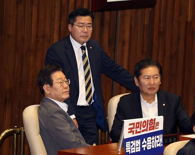 이재명 대통령이 더불어민주당 대표였던 지난해 7월 25일 열린 국회 본회의에서 박찬대 대표직무대행 겸 원내대표, 정청래 법사위원장과 대화하다 주진우 국민의힘 의원의 발언을 듣고 있다. ⓒ뉴시스