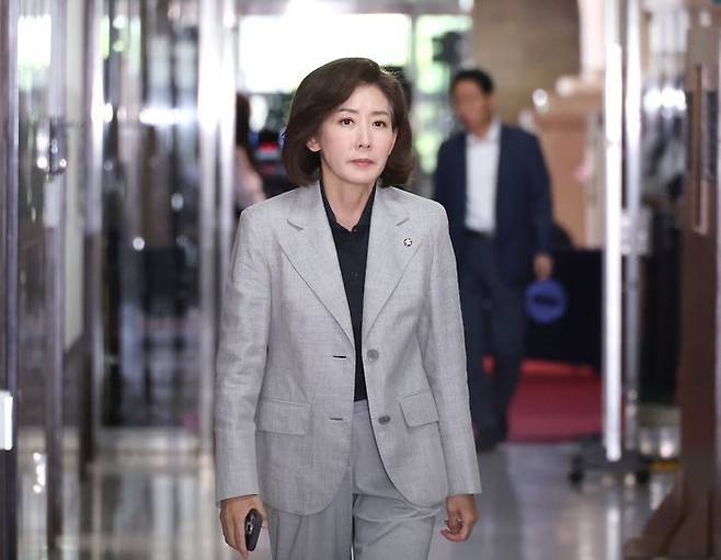 나경원 국민의힘 의원이 18일 국회에서 송언석 원내대표 주재로 열리는 4선 이상 의원들과의 간담회에 참석하기 위해 이동하고 있다. ⓒ연합뉴스