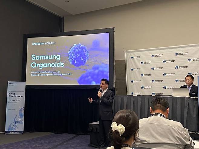 이상명 삼성바이오로직스 사업전략팀장 상무가 17일(현지시간) 미국 보스턴 ‘바이오 인터내셔널 컨벤션 2025’ 현장에서 오가노이드 사업 진출에 대해 설명하고 있다. ⓒ데일리안 이소영 기자