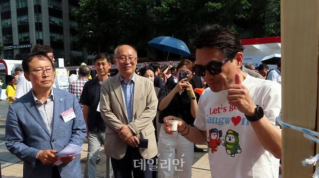 김진태 강원특별자치도지사와 서동면 강원특별자치도경제진흥원장 등이 17일 오후 서울 청계광장에서 열린 '수도권 강원시대' 선포식이 끝난 직후, 부스를 돌며 마리골드·구절초·목련·국화 등 네 가지 꽃차를 블렌딩한 꽃차 등 지역 특산물을 맛보고 있다. ⓒ데일리안 정도원 기자