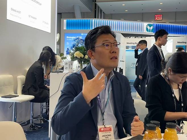 박재홍 동아에스티 R&D 총괄사장이 17일(현지시간) 미국 보스턴 바이오 USA 행사장에서 인터뷰를 진행하고 있다. ⓒ데일리안 이소영 기자