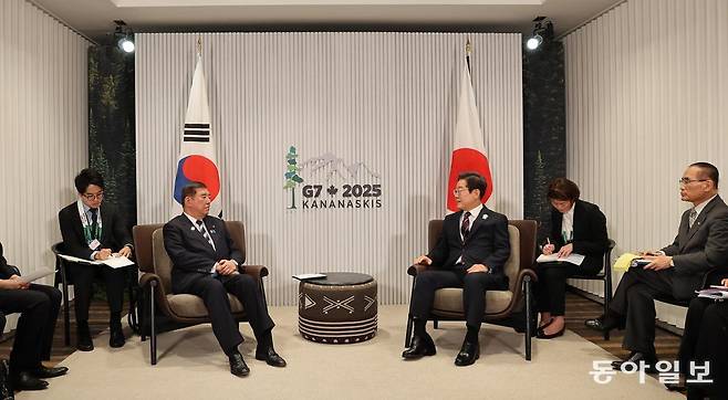 이재명 대통령이 17일(현지 시간) 캐나다 앨버타주 캐내내스키스 주요 7개국(G7) 정상회의장에서 열린 한일 정상회담에서 이시바 시게루 일본 총리와 대화하고 있다. 2025.06.18. 송은석 기자 silverstone@donga.com