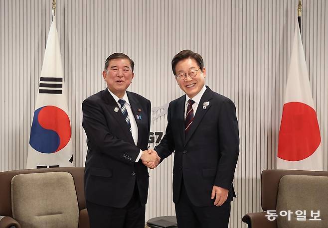 이재명 대통령이 17일(현지 시간) 캐나다 앨버타주 캐내내스키스 주요 7개국(G7) 정상회의장에서 열린 한일 정상회담에서 이시바 시게루 일본 총리와 악수하며 기념촬영을 하고 있다. 2025.06.18. 송은석 기자 silverstone@donga.com