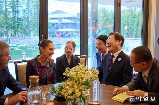 이재명 대통령과 클라우디아 셰인바움 멕시코 대통령이 17일(현지시간) 캐나다 앨버타주 카나나스키스 G7 정상회의장에서 한·멕시코 정상회담을 하고 있다. 카나나스키스=송은석 기자 silverstone@donga.com