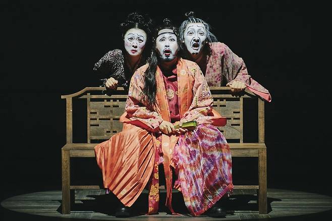 셰익스피어 희극 ‘십이야’를 임도완 연출이 조선시대 배경으로 재해석한 국립극단 연극 ‘십이야’. 임 연출 특유의 슬랩스틱 코미디와 리드미컬한 사투리 대사가 특징이다. 국립극단 제공