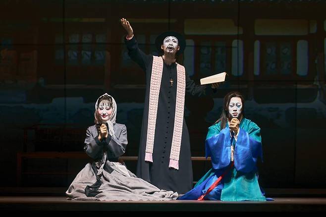 셰익스피어 희극 ‘십이야’를 임도완 연출이 조선시대 배경으로 재해석한 국립극단 연극 ‘십이야’. 임 연출 특유의 슬랩스틱 코미디와 리드미컬한 사투리 대사가 특징이다. 국립극단 제공