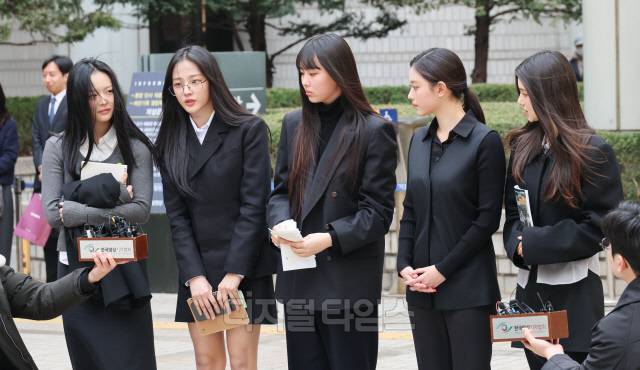 그룹 뉴진스(NJZ)가 지난 3월 7일 서울 서초구 서울중앙지방법원에서 열린 '기획사 지위보전 및 광고계약 체결 등 금지' 가처분 신청의 심문기일을 마친 뒤 법원 청사를 나서며 취재진 질문에 답하고 있다. 왼쪽부터 하니, 민지, 혜인, 해린, 다니엘.  이슬기기자 9904sul@