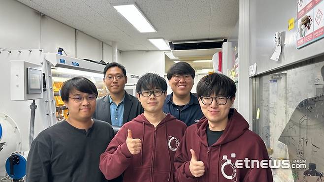 황승준 교수(뒷줄 왼쪽)와 연구진들.