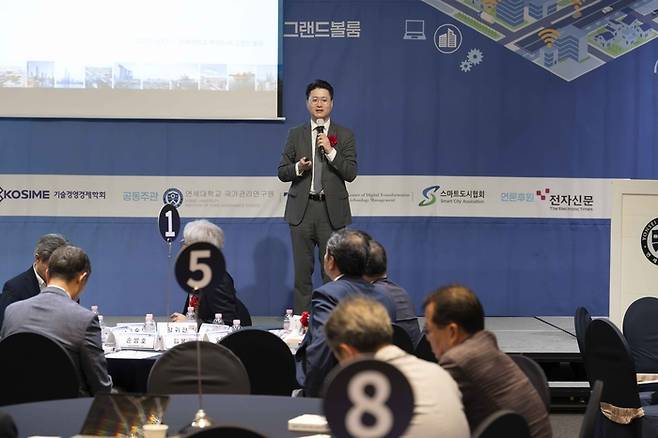 이정훈 한국IT서비스학회장(연세대 교수)이 17일 연세대에서 한국정책학회, 기술경영경제학회와 공동으로 개최한 '지속가능한 스마트시티 구현을 위한 기술과 정책의 융합' 세미나에서 '글로벌 스마트시티 인덱스 분석을 통한 한국형 스마트 도시의 발전 방향과 과제'를 주제로 기조연설하고 있다. 한국IT서비스학회 제공
