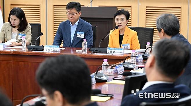 기후테크이니셔티브 2차 토론회가 '신정부 출범과 2035 NDC 수립 방향'을 주제로 18일 서울 여의도 국회 의원회관에서 열렸다. 강금실 경기도기후변화대사가 축사를 하고 있다.  이동근기자 foto@etnews.com