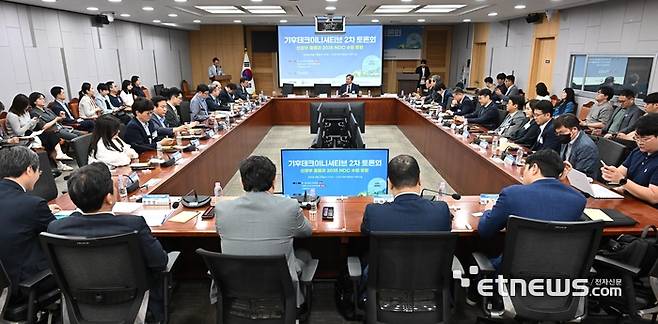 기후테크이니셔티브 2차 토론회가 '신정부 출범과 2035 NDC 수립 방향'을 주제로 18일 서울 여의도 국회 의원회관에서 열렸다. 홍승관 고려대 에너지환경대학원장을 좌장으로 토론이 이어지고 있다.  이동근기자 foto@etnews.com