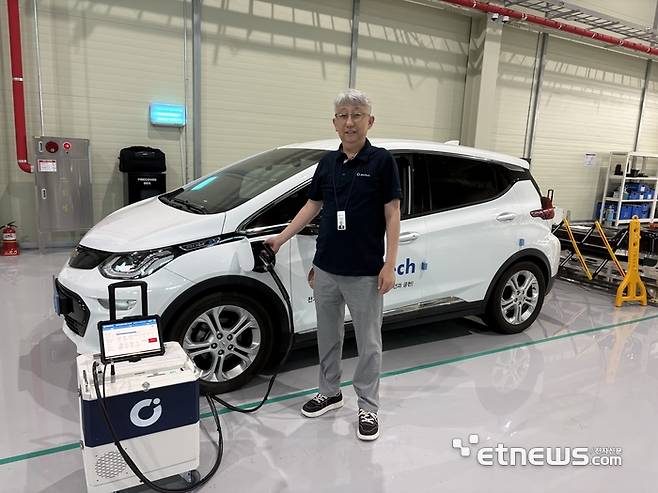 홍영진 민테크 대표가 '전기차 배터리 신속진단시스템'을 소개하고 있다.